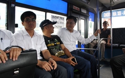 Giám đốc Sở đi xe buýt, chỉ đạo làm nhanh đường ưu tiên