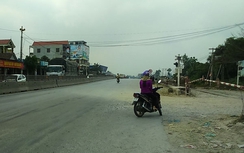 Xe đi ngược chiều trên QL1 vì... đường ngang Yên Lý