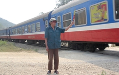 Cựu binh 12 năm tình nguyện gác chắn đường tàu