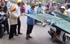 Em bé tử vong vì đâm vào xe chở tôn: Phía sau nỗi đau