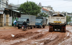Xe “né” trạm cân, phá đường làng Quảng Nam