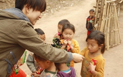 Thoát chết sau tai nạn, nữ sinh vẫn “say” tình nguyện