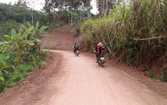 Dân xã nghèo thi đua hiến đất làm đường