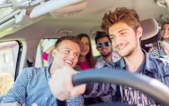 Luật hà khắc với thanh niên vi phạm giao thông