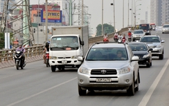 Cần cấm ô tô biển trắng giờ cao điểm
