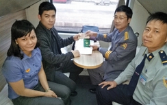 Vui buồn nghề “làm dâu trăm họ” trên tàu hỏa