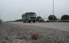 “Quên” bảo trì, nhiều tuyến cửa ngõ Hà Nội xuống cấp