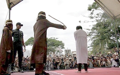 Indonesia: 2 người đàn ông bị đánh roi vì quan hệ đồng tính
