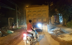 Hà Nội: Xe chở cát có ngọn tung hoành ở Ba Vì