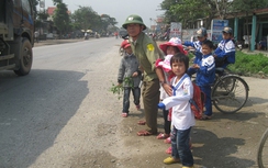 “Hiệp sỹ giao thông” 13 năm đưa học sinh qua đường