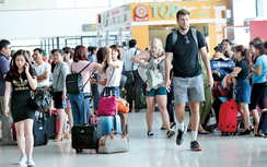 Nội Bài tính chuyện để tàu bay... đỗ trên đường lăn qua đêm