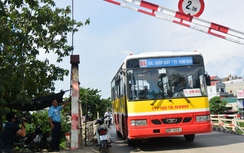 Lạ lùng xe buýt Hà Nội mỗi lần qua cầu phải mở khóa