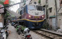 Lái tàu khiếp sợ vi phạm hành lang đường sắt Hà Nội