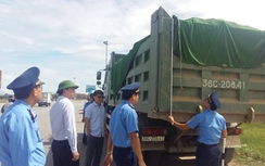 Bắt quả tang nhà máy xi măng tiếp tay xe quá tải