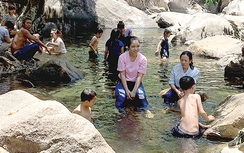 Đắm mình trong dòng suối mát, nghe huyền thoại núi Ông, thác Bà