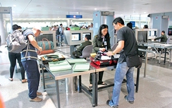 Vô tình mang viên đạn, roi điện, bình xịt cay lên... máy bay