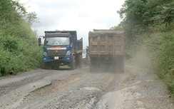 Xe quá tải né chốt CSGT, cày nát đường quê