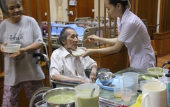 Vui buồn nghề “bảo mẫu” người già