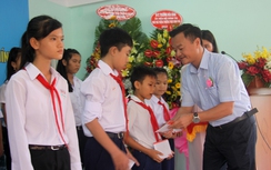 Báo Giao thông tặng quà học sinh năm học mới