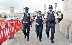 Anh lại đau đầu về người tị nạn sau vụ khủng bố tàu điện