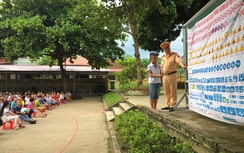 Giảng luật giao thông giữa sân trường