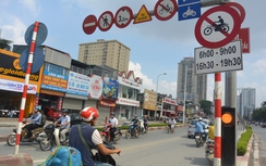 Xe máy phớt lờ biển cấm lên cầu vượt