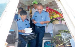 “Công chức áo xanh” nỗ lực giữ bình yên sông nước