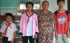 Chung tay vì ATGT: Ba đứa trẻ mồ côi nương tựa ông bà U80