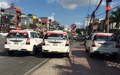 Taxi dán biểu ngữ phản đối Uber, Grab: Vi phạm Luật Cạnh tranh?