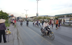 Cầu vượt bỏ không, công nhân trèo dải phân cách QL18