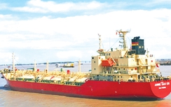 Vì sao tàu “ngoại” vẫn chạy tuyến nội địa?