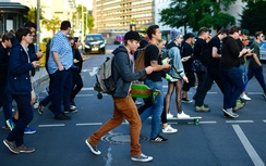 Mỹ phạt người đi bộ “dán mắt” vào điện thoại di động