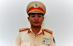 CSGT bắt “nóng” xe khách chở thuốc lá lậu