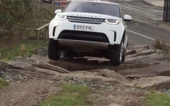 Công nương Kate mang bầu vẫn lái xe địa hình