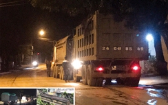 Xe “hổ vồ” chở quặng vô tư băm nát đường