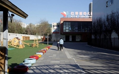 TQ: Bảo mẫu bắt trẻ cởi quần áo để kẻ biến thái lạm dụng