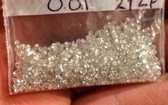 Bắt kẻ buôn lậu 10.000 viên kim cương qua đường hàng không