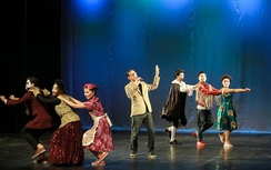 Trần Lực lập đoàn kịch tư nhân đưa diễn viên “chui vào bụi rậm”