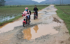 Xe “hết đát” cày nát đường huyện