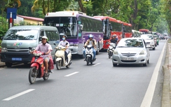 Hà Nội: Xe du lịch dừng đỗ vô tội vạ