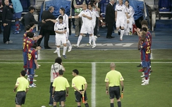 Barca không xếp hàng tôn vinh Real