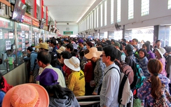 Nóng vé xe Tết, phụ thu tăng cao