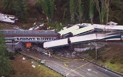 Tàu Mỹ vẫn đang điều tả vụ tàu trật đường ray