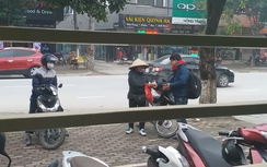 Công nhiên chiếm vỉa hè thu tiền giữ xe trước cổng CA TP Vinh