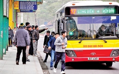 Khách đi xe buýt Hà Nội tăng trở lại