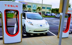Cạnh tranh đầu tư sạc để chiếm lĩnh thị trường xe điện