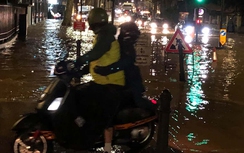 Tây London chìm trong biển nước, đóng cửa tàu điện ngầm