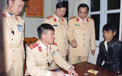 Thanh niên giấu ma túy trong gói thuốc lá cầm khư khư trên tay