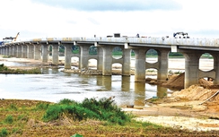 Hợp long cầu Thạch Bích vượt qua sông lớn Trà Khúc