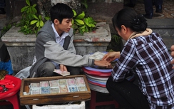 Đổi tiền lẻ cận Tết giá trên trời